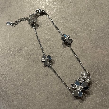 2506BR0090 / Asymmetry stone flower bracelet（Silver）