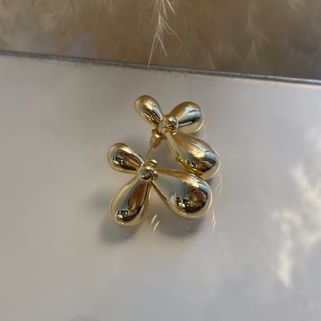 2405PR0712 / Plump flower motif pierce （Gold）