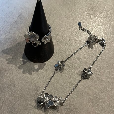 2506BR0090 / Asymmetry stone flower bracelet（Silver）