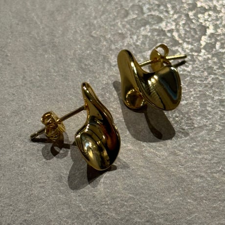 2602PR0838 / Metallic wave design pierce（Gold）