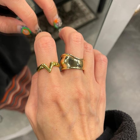 2406RG0476 / V letter mini ring（Gold)