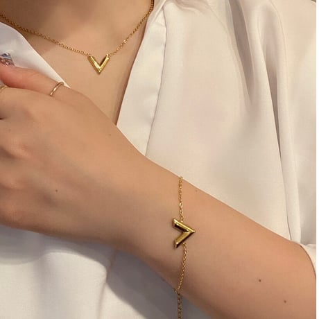 2402BR0026 / Metal V Letter Top Chain Bracelet（Gold）