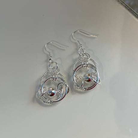 2404PR0701 / Irregular circle connect ball Pierce（Silver）