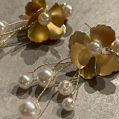 2501PR0742 / Metal flower pearl wire pierce（Gold）
