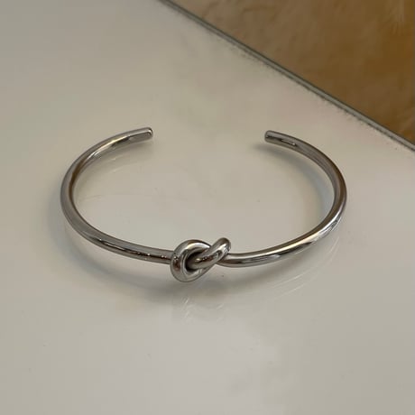 2408BR0055／Metal Knot Twisted Bangle（Silver）
