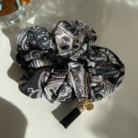 2311HA0037 / Pattern tassel charm Chouchou（Black）