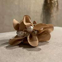 2411HA0086 /  Flower pearl Hair tie（Beige）