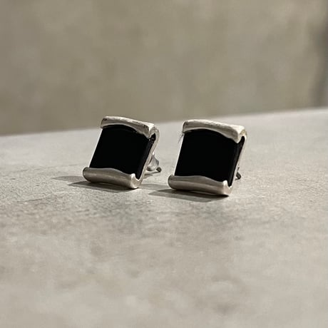2403PR0673 / Square black stone Pierce