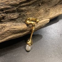 EC112 / Matte Design Pearl Earcuff（Gold/Pearl）