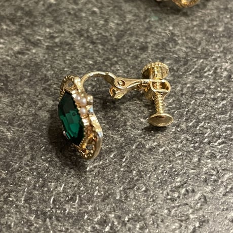 2302_ER0130 / Green Bijou Square Design Clip Earings（Gold/Green）