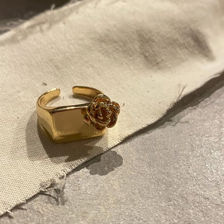 Side rose motif square ring（Gold） / 2210-RG0212