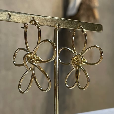 2503PR0769 / Flower twist hoop Pierce（Gold)