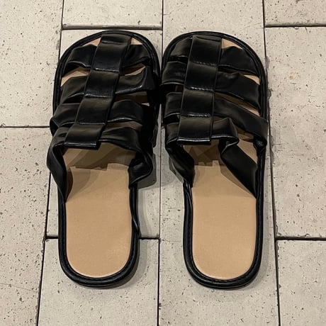 2411GS026 / Flat sole cross Sandals (Black)