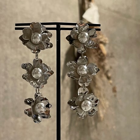 2402PR0659 / Connect flower pearl long Pierce（Silver）