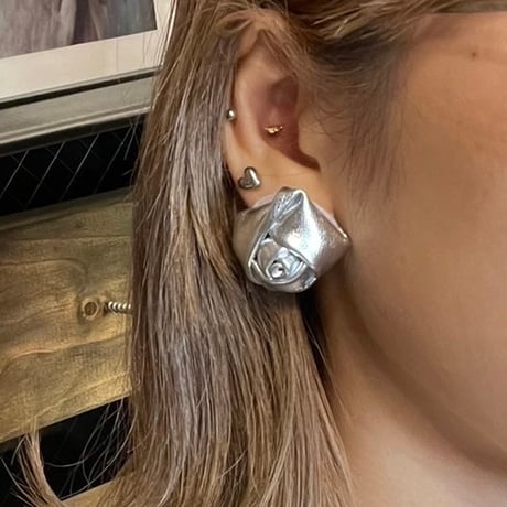 2409PR0725 / Fake leather rose motif Pierce（Silver）