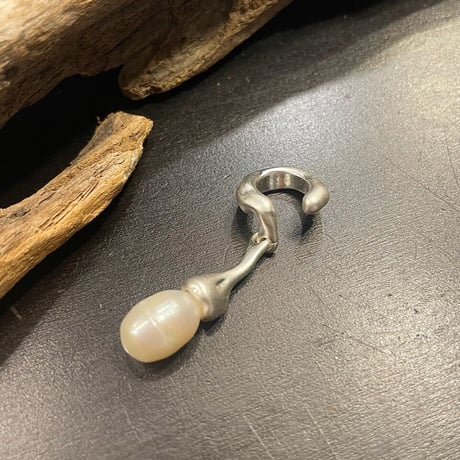 EC112 / Matte Design Pearl Earcuff（Silver/Pearl）