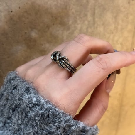 2501RG0567 / Irregular twist line ring（Silver）
