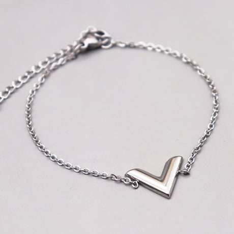 2402BR0026 / Metal V Letter Top Chain Bracelet（Silver）