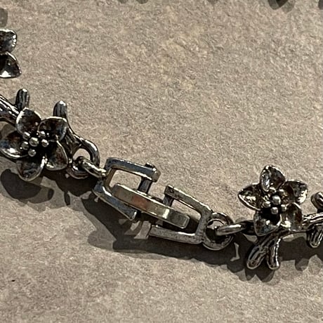 2505BR0082 / Flower motif Antique bracelet （Silver）