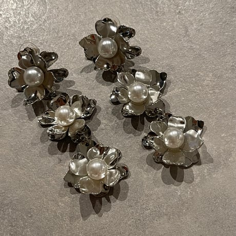 2402PR0659 / Connect flower pearl long Pierce（Silver）