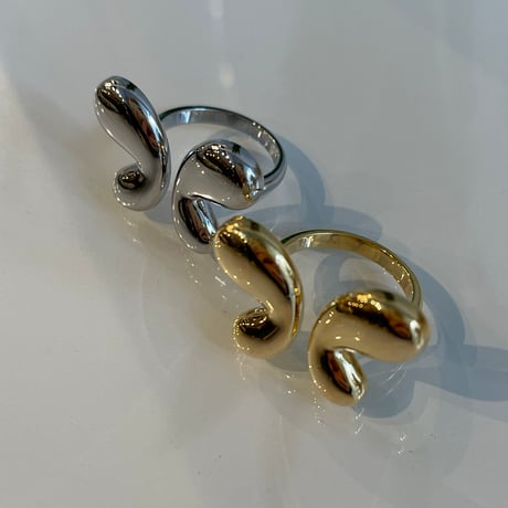 2401RG0381 / Plump butterfly motif ring（Gold）