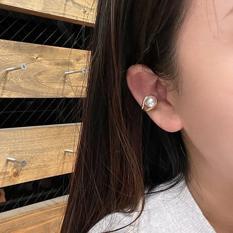 EC111 / Pearl Double Line Earcuff（Gold/Pearl）