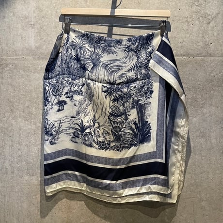 2510GS043(S) / Large Scarf（White/Navy）