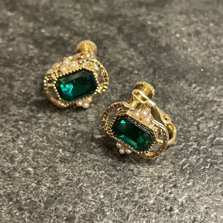 2302_ER0130 / Green Bijou Square Design Clip Earings（Gold/Green）