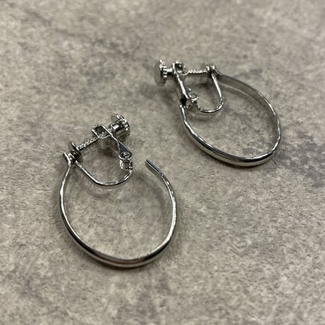 2302_ER0140／Oval Motif Hoop Clip Earings（Silver）