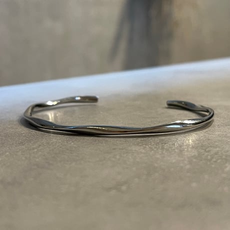 2507BR0091 / Simple twist bangle（Silver）