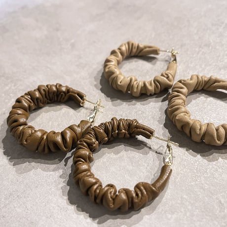 Leather gather hoop pierce（Beige）/ 2210_PR0516