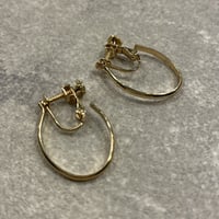 2302_ER0140／Oval Motif Hoop Clip Earings（Gold）