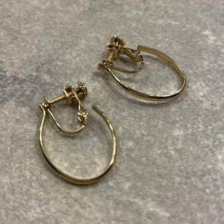 2302_ER0140／Oval Motif Hoop Clip Earings（Gold）