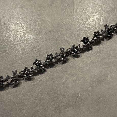 2505BR0082 / Flower motif Antique bracelet （Silver）