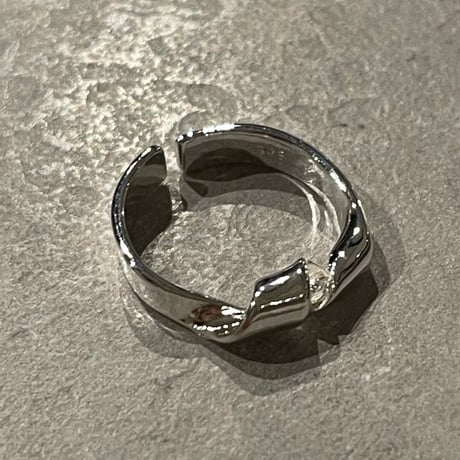 2411RG0537 / Center twist design ring（Silver）