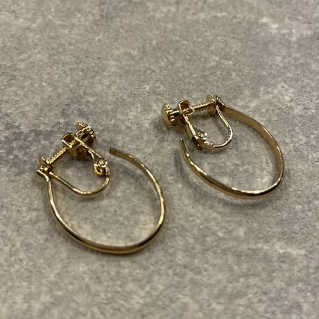 2302_ER0140／Oval Motif Hoop Clip Earings（Gold）