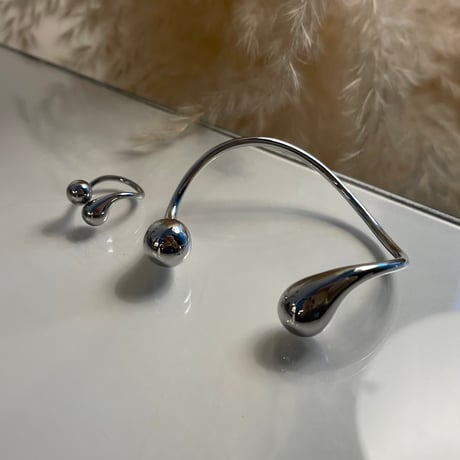 2403BR0041 / Plump drop twist Bangle（Silver）