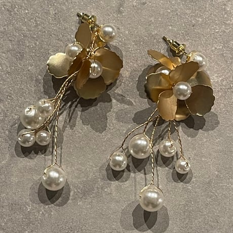 2501PR0742 / Metal flower pearl wire pierce（Gold）