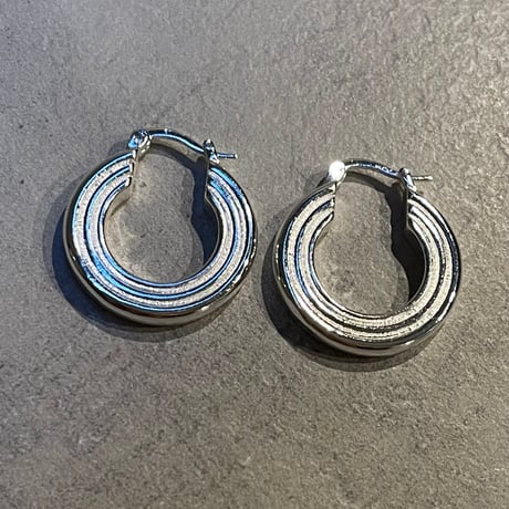 2505PR0783 / Flat line design hoop pierce（Silver）