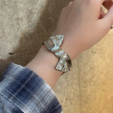 2505BR0084 / Knot ribbon design bangle（Silver）