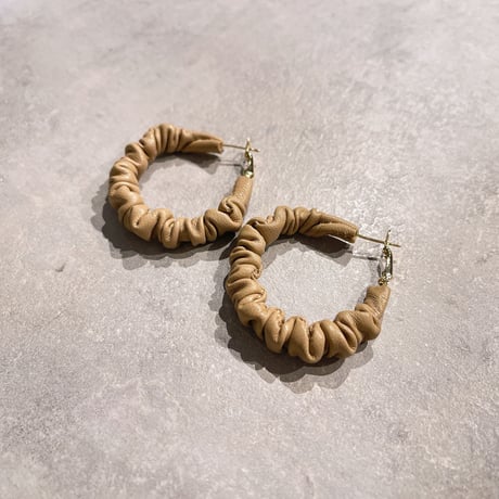 Leather gather hoop pierce（Beige）/ 2210_PR0516