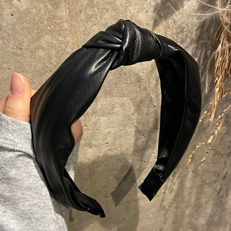 2504HA0063 / Fake leather knot design headband（Black)