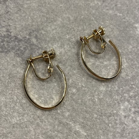 2302_ER0140／Oval Motif Hoop Clip Earings（Gold）