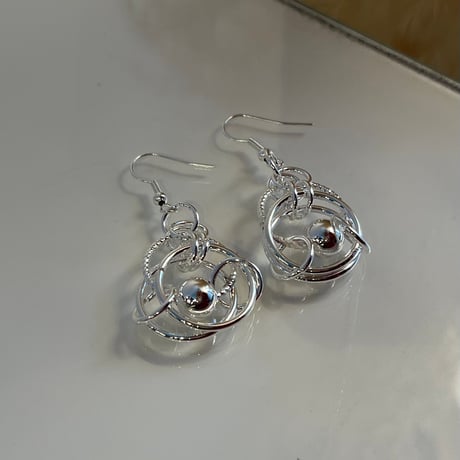 2404PR0701 / Irregular circle connect ball Pierce（Silver）
