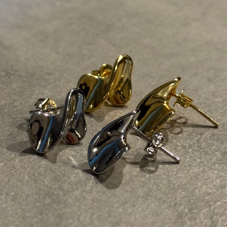 2602PR0838 / Metallic wave design pierce（Gold）