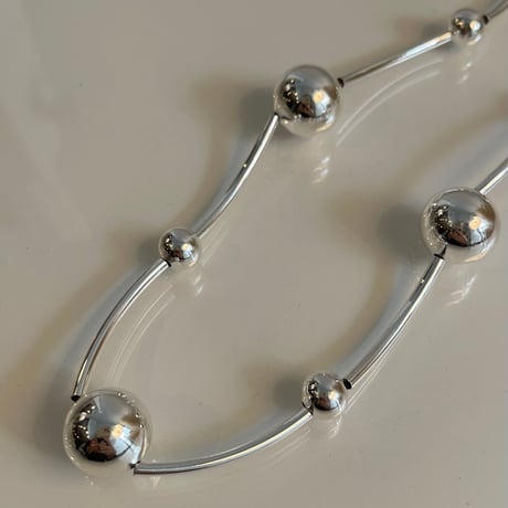 2408NC0260 / Ball connect curve bar necklace（Silver）