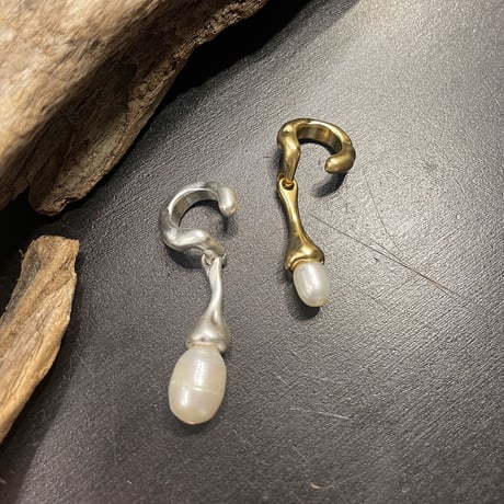 EC112 / Matte Design Pearl Earcuff（Gold/Pearl）