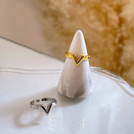2406RG0476 / V letter mini ring（Gold)