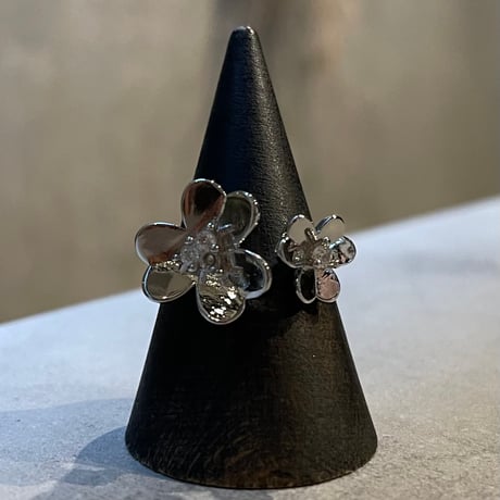 2506RG0639 / Asymmetry stone flower ring（Silver）