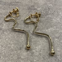 2302_ER0142／Long Wave Design Clip Earings（Gold）